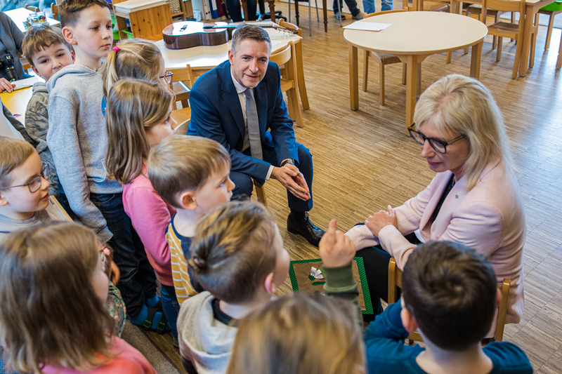 Besuch im Mehrgenerationenhaus Binsfeld mit Sozialministerin Ulrike Scharf