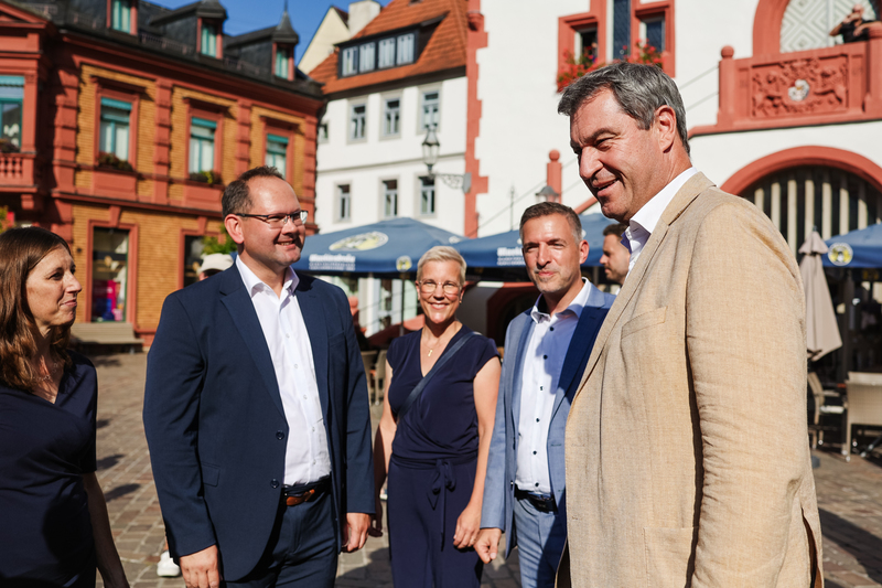 Ministerpräsident Dr. Markus Söder zu Gast am CSU Wahlstand in Karlstadt