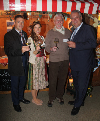 Innenminister Joachim Herrmann und Weinprinzessin Marina Väth am Weinstand von Paul Diener auf dem
Spezialitätenmarkt in Kloster Banz
