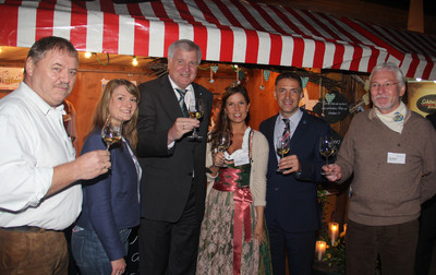 Ministerpräsident Horst Seehofer und Judith Gerlach, MdL überzeugen sich gemeinsam mit Weinprinzessin Marina Väth von der Qualität der Weine von Ludwig Keller (Eußenheim) und Paul Diener (Erlenbach)