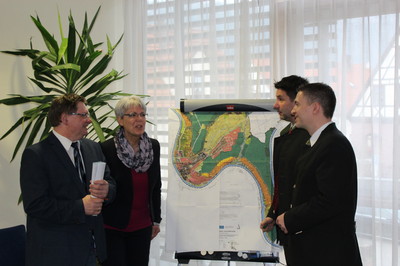 Gespräch zur Ausweisung neuer Baugebiete im Rathaus Kreuzwertheim mit Staatssekretär Gerhard Eck, stellvertr.Bürgermeisterin Silvia Klee und Bürgermeister Klaus Thoma