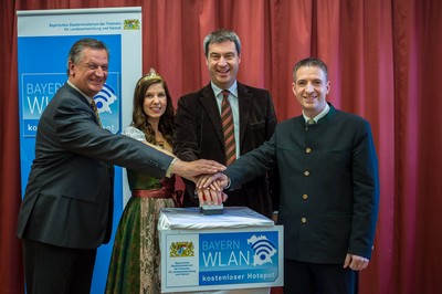 Freischaltung des WLAN-Hotspots in Hafenlohr mit Staatsminister Dr. Markus Söder, Weinprinzessin Marina Väth und Eberhard Glaab (Leiter des Vermessungsamts Lohr)