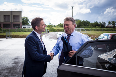 Landwirtschaftsminister Helmut Brunner besucht die Nahwärmegenossenschaft in Gössenheim