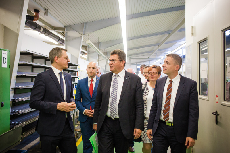 Wirtschaftsminister Franz-Josef Pschierer zur Gast in Aura bei der Lake Region Medical GmbH