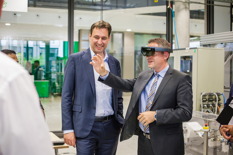 Betriebsbesuch bei Schneider Electric am Standort Altfeld mit Staatsminister Georg Eisenreich